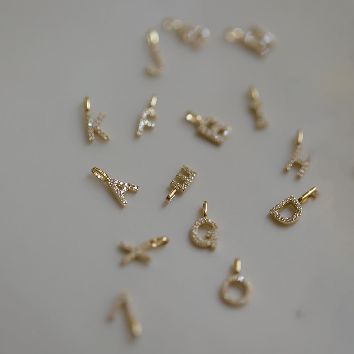S925純銀26個字母鍍K金項鍊吊墜可愛迷你經典掛墜情侶DIY百搭新款