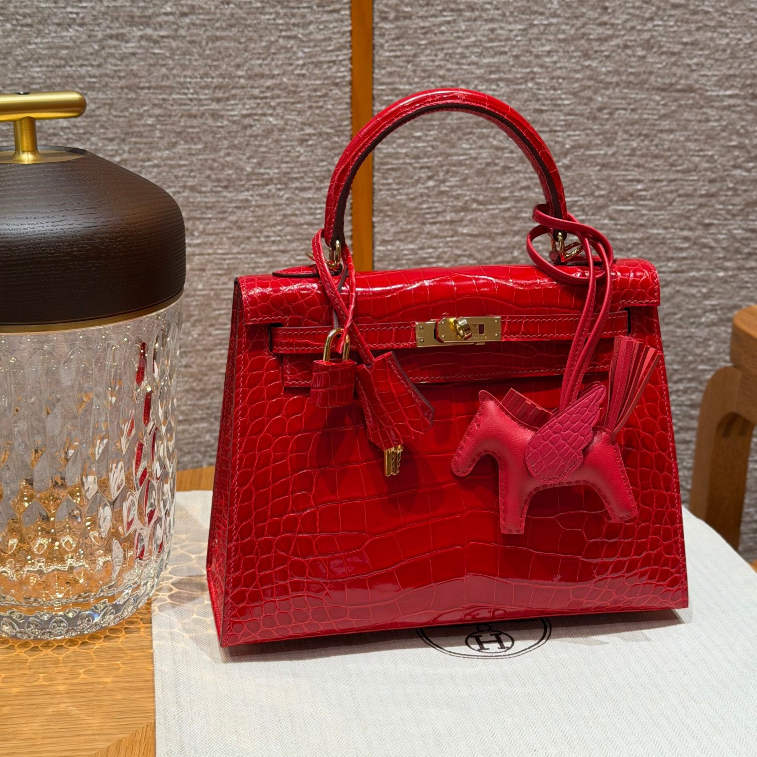 高仿Hermes*Kelly25系列H043228CK95法拉利紅金扣鱷魚皮純手工