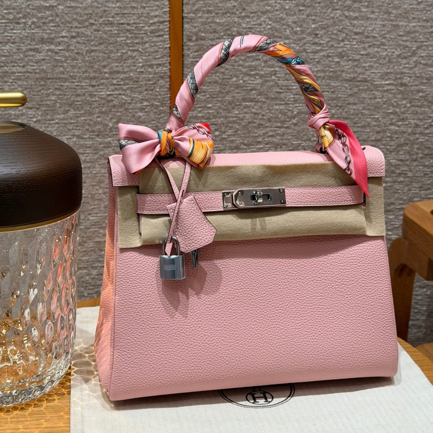 高仿Hermes*Kelly28系列H043230TC3Q櫻花粉銀扣牛皮純手工