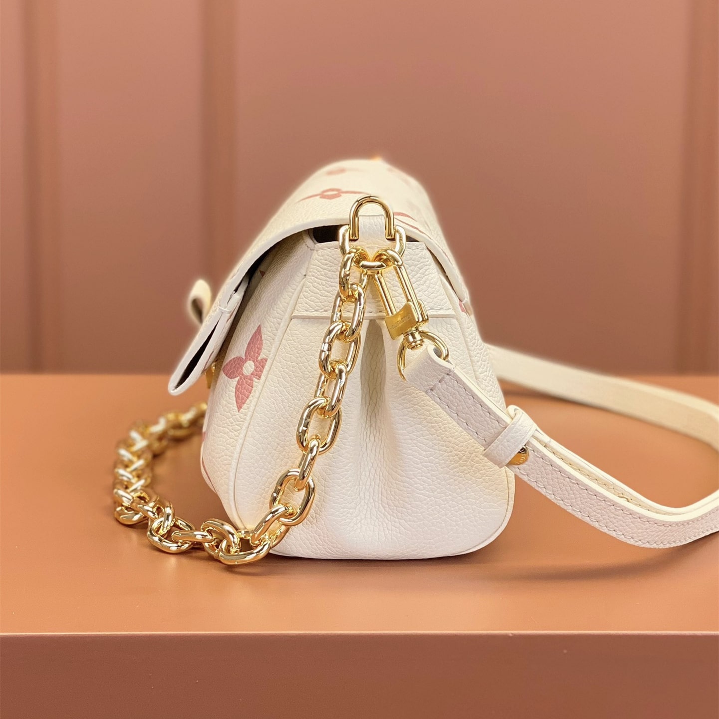 Louis Vuitton 路易威登 Chain Bag