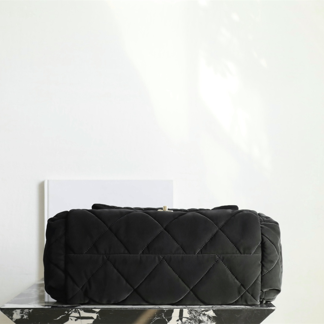 Chanel 香奈兒 Leather Goods
