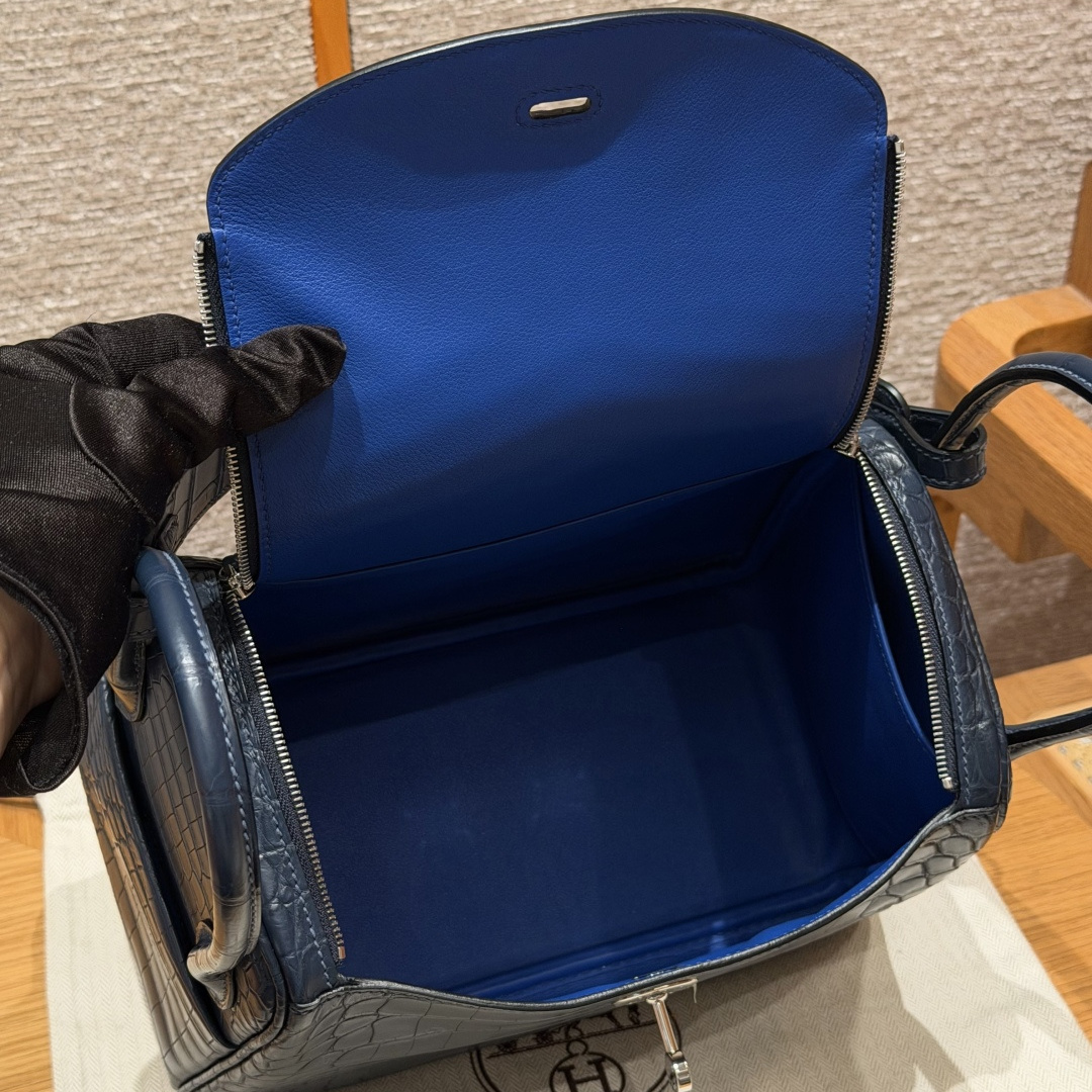 高仿Hermes*Lindy26系列H073428CM2Z71午夜藍拼法國藍鱷魚皮銀扣純手工
