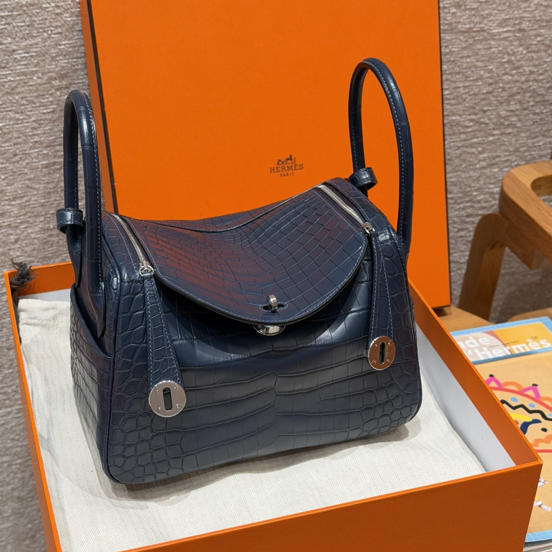 高仿Hermes*Lindy26系列H073428CM2Z71午夜藍拼法國藍鱷魚皮銀扣純手工