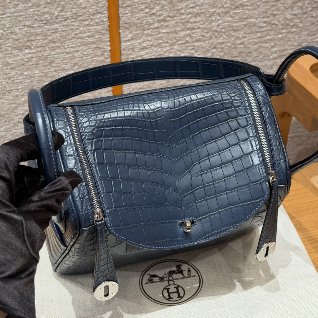 高仿Hermes*Lindy26系列H073428CM2Z71午夜藍拼法國藍鱷魚皮銀扣純手工