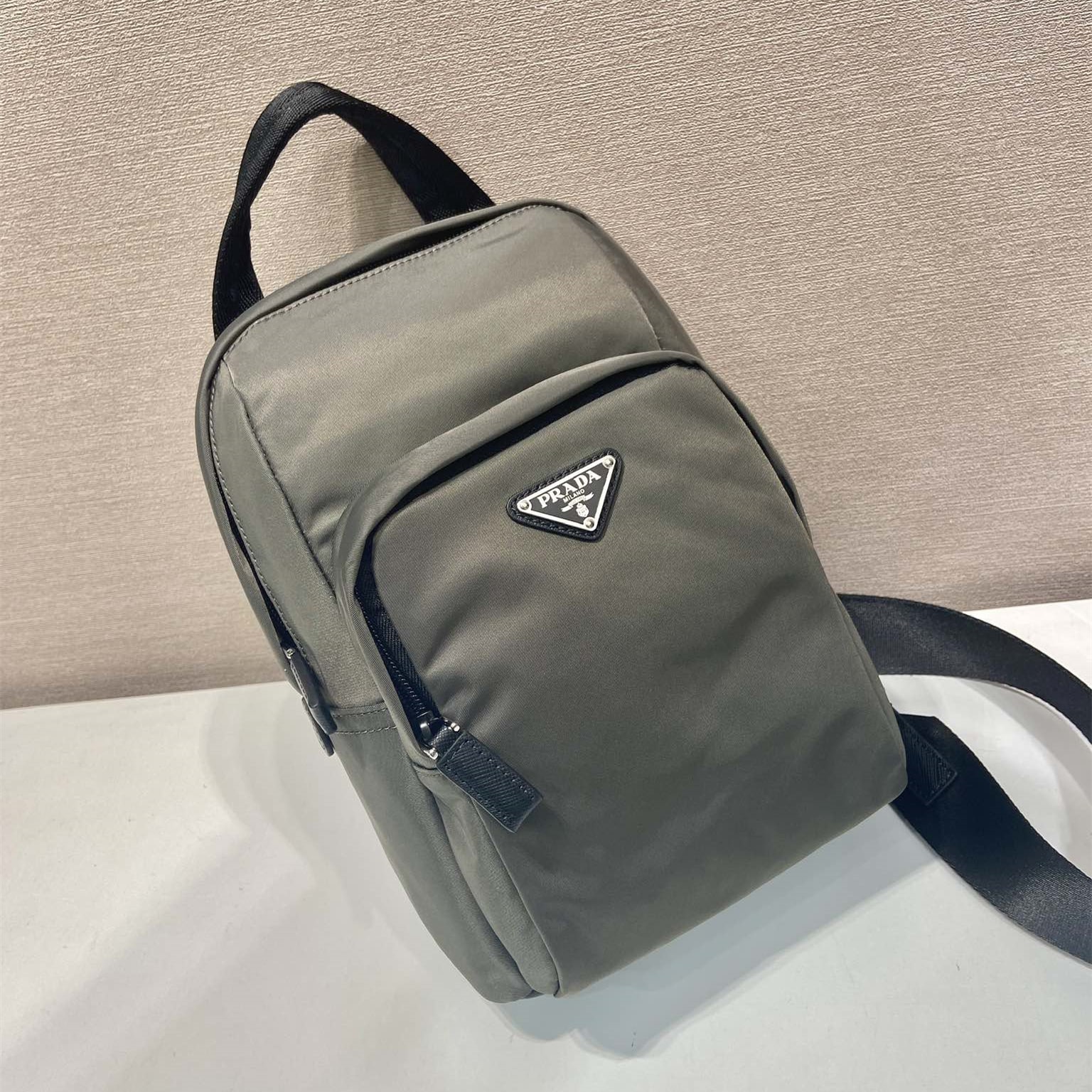 高仿Prada*RE-Nylon系列2VZ116尼龍男士胸包黑灰色免檢版