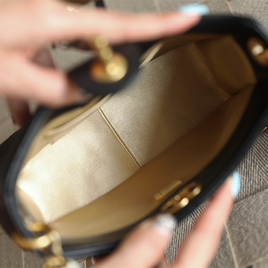 Chanel 香奈兒 Leather Goods