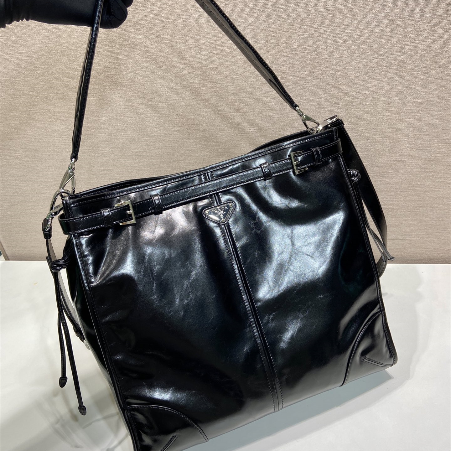 高仿Prada*Bonnie系列2VH215油蠟牛皮單肩包男款黑色純原版本