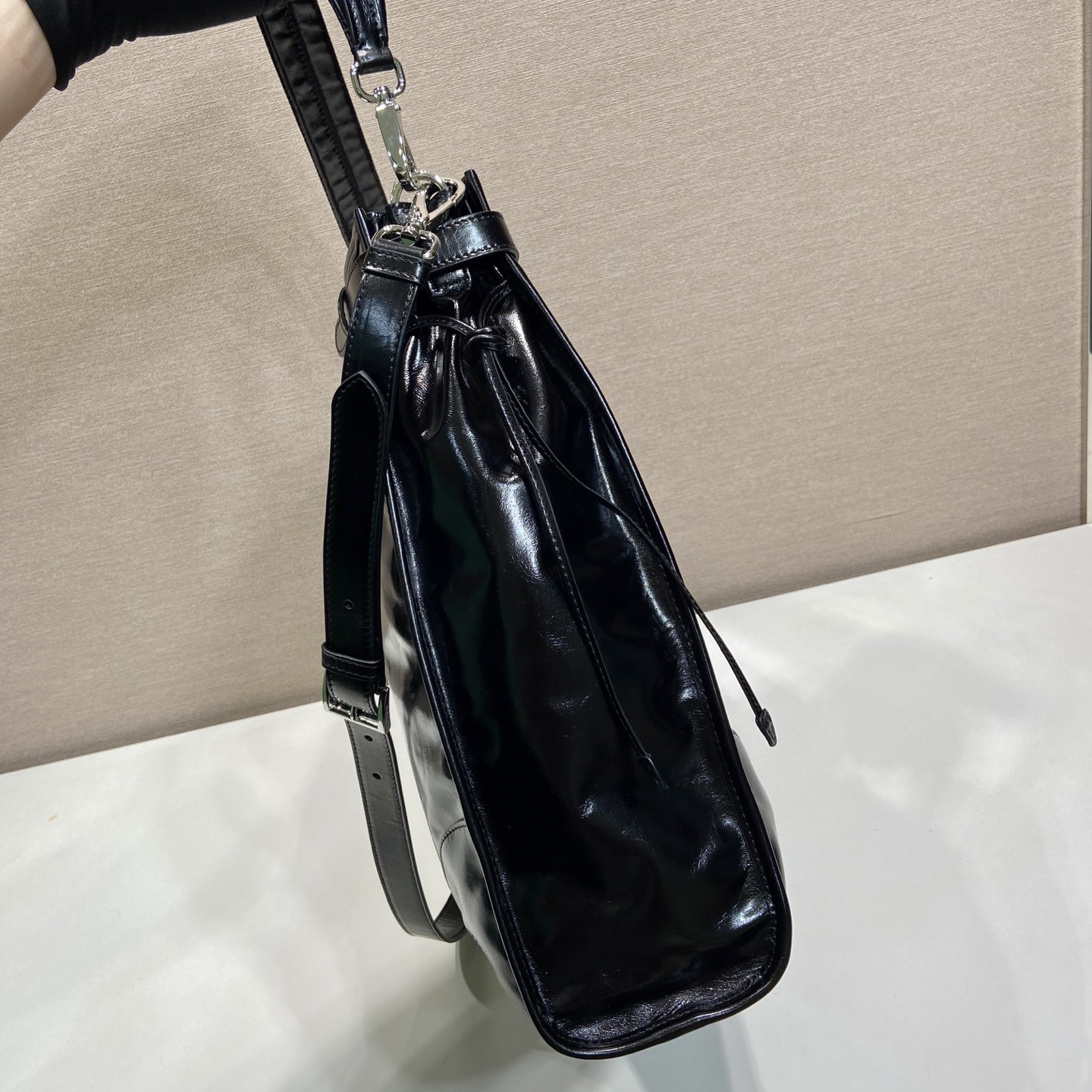 高仿Prada*Bonnie系列2VH215油蠟牛皮單肩包男款黑色純原版本