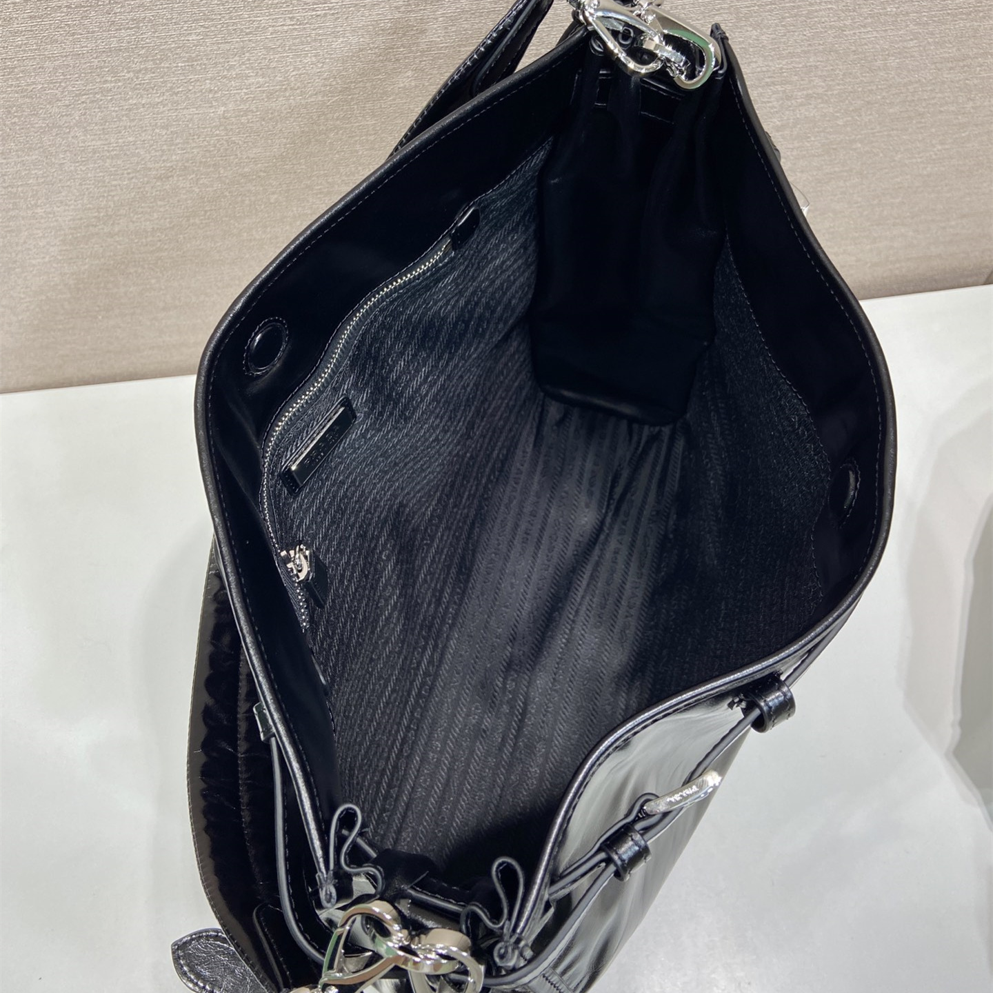 高仿Prada*Bonnie系列2VH215油蠟牛皮單肩包男款黑色純原版本