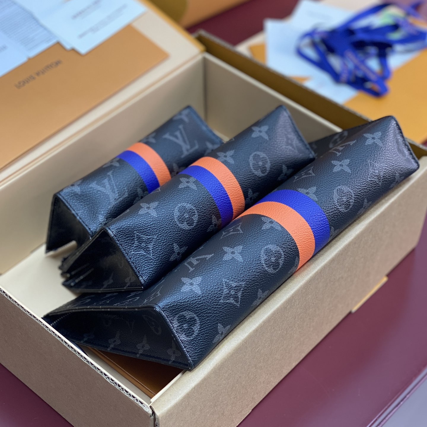 高仿LV*Triomongram系列P01957三合一手拿包組合裝黑花免檢版