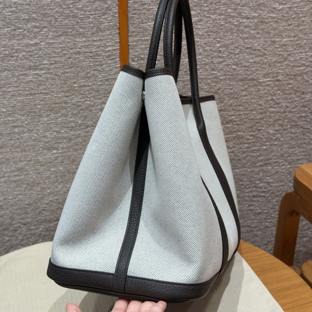 高仿Hermes*Garden Party30系列H05155946淺米色拼烏木色帆布牛皮銀扣純手工