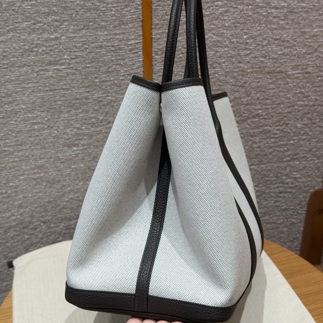 高仿Hermes*Garden Party30系列H05155946淺米色拼烏木色帆布牛皮銀扣純手工
