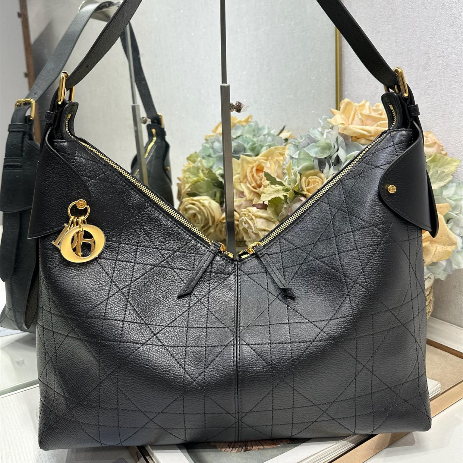 高仿Dior*Voyage系列M284M902小牛皮單肩包大號黑色免檢版
