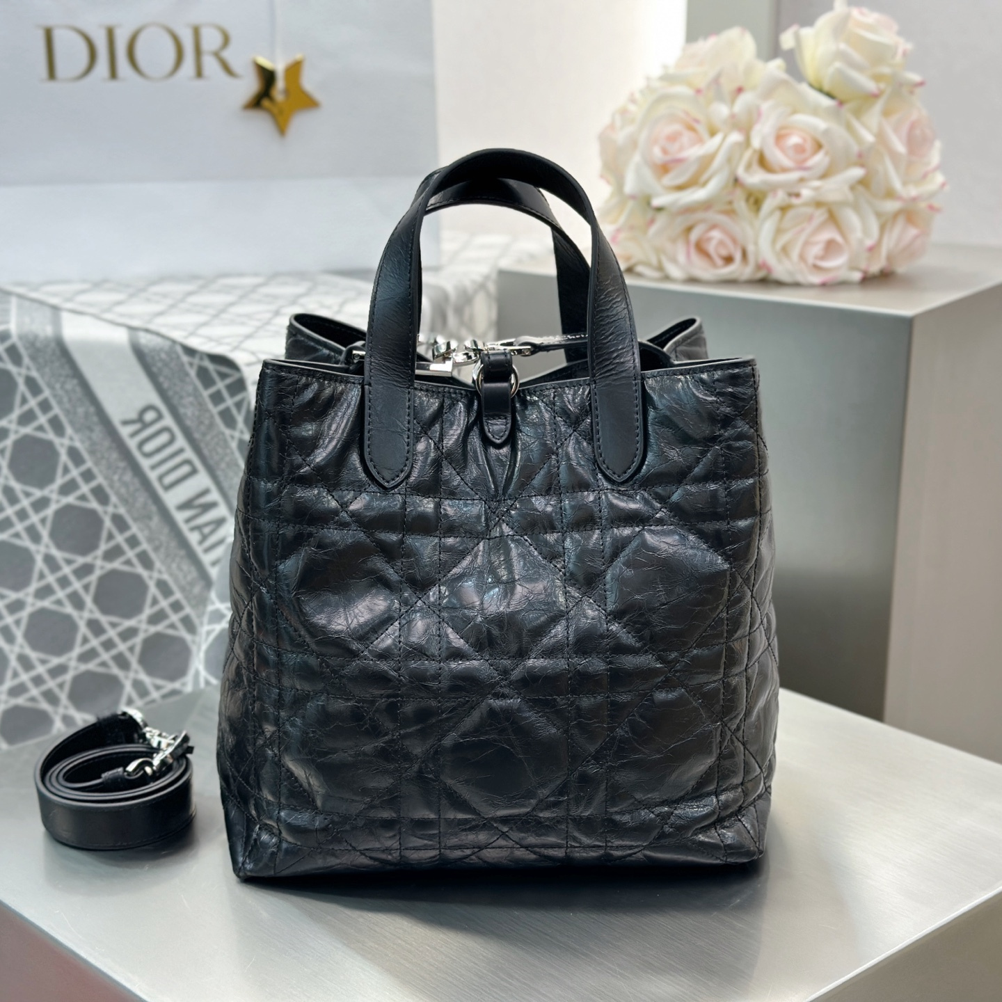 高仿Dior*Toujours系列M2836M900油蠟皮菜籃子黑色中號免檢版