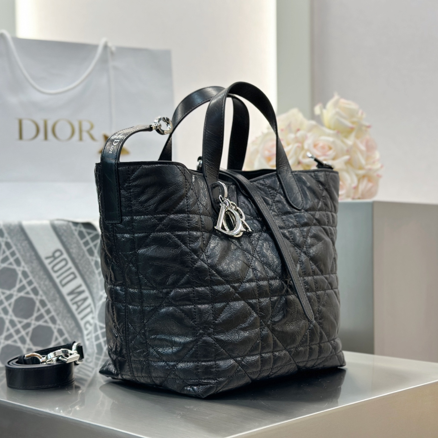 高仿Dior*Toujours系列M2836M900油蠟皮菜籃子黑色中號免檢版