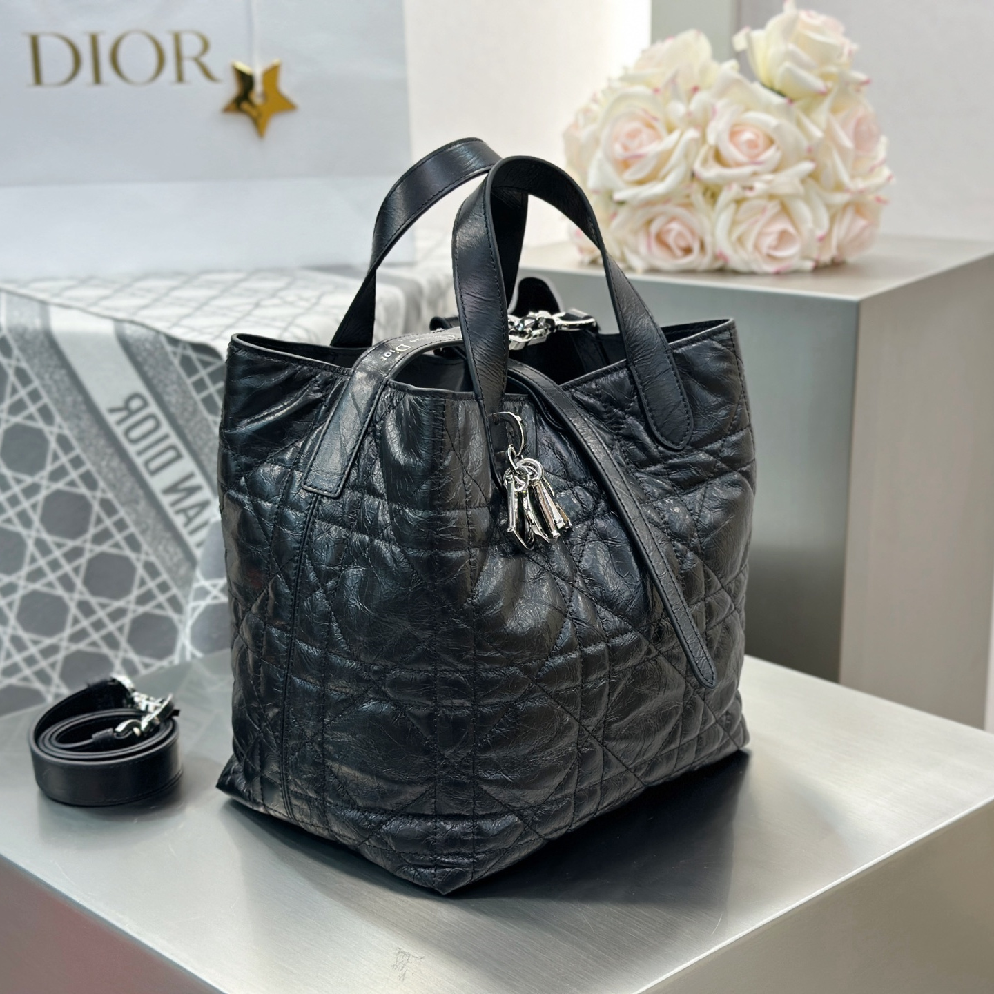 高仿Dior*Toujours系列M2836M900油蠟皮菜籃子黑色中號免檢版